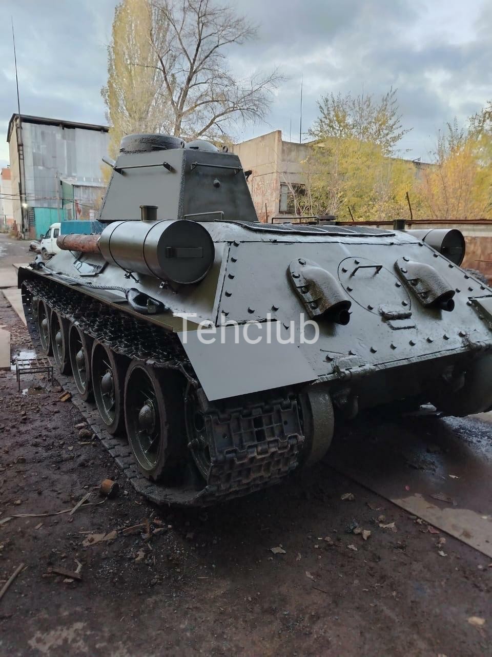 Танк Т-34-76 на постамент фото 3