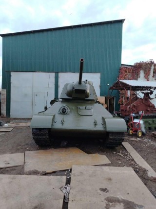 Танк Т-34-76 на постамент