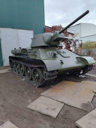 Танк Т-34-76 на постамент