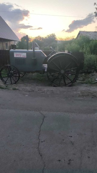 Трактор-памятник