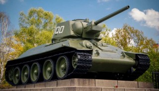 Танк Т-34-76 на постамент