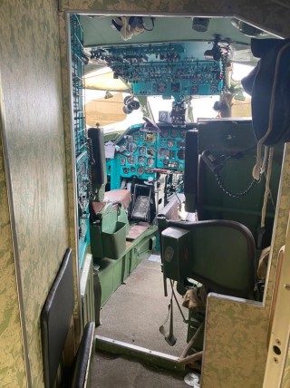 Кабина с частью фюзеляжа Ту-134