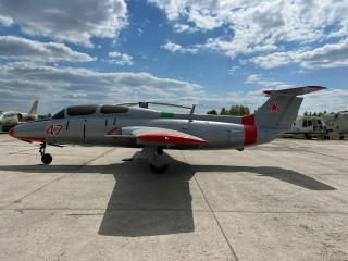 Самолет Л-29 «Дельфин» на постамент