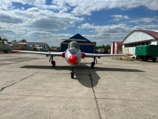 Самолет Л-29 «Дельфин» на постамент