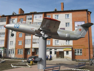 Самолет Л-29 «Дельфин» на постамент